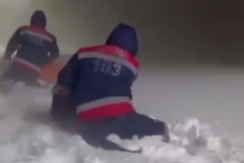 Фотография к новости: Сотрудники "скорой" ползком добираются до пациентов в Актюбинской области