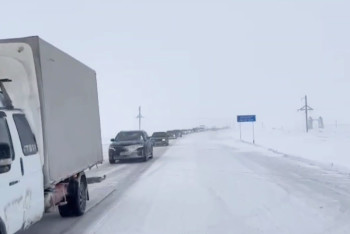 Фотография к новости: Полицейские выводят колонны машин с трасс в Актюбинской области