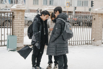 Фотография к новости: Из-за шквального ветра учатся дистанционно ученики второй смены ряда регионов Казахстана