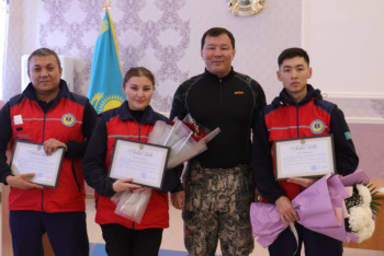 Фотография к новости: В Актобе наградили фельдшеров, ползком добиравшихся по сугробам к пациенту