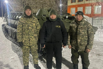 Фотография к новости: Военную технику используют для вызволения из снежного плена в Актюбинской области