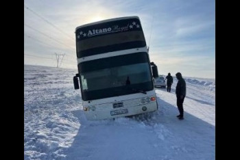 Фотография к новости: Автобус с иностранцами съехал в кювет на трассе Рудный-Качар