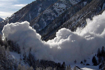 Фотография к новости: Снежная лавина сошла на республиканскую трассу в ВКО