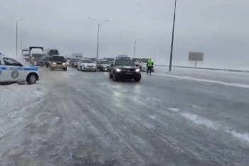 Фотография к новости: Полицейские сопроводили до Семея автоколонну из 500 машин