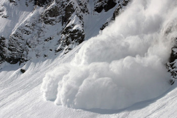 Фотография к новости: Девять снежных лавин самопроизвольно сошли в горах Алматы