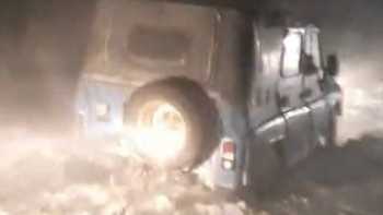 Фотография к новости: Застрявшего на заснеженной дороге ветврача спасли в ВКО