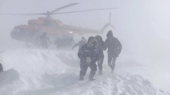 Фотография к новости: На вертолётах эвакуируют застрявших на трассе людей в области Абай