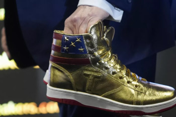 Фотография к новости: Лимитированную коллекцию золотых кроссовок Трампа раскупили