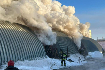 Фотография к новости: Ангар горит в одном из мебельных цехов Астаны