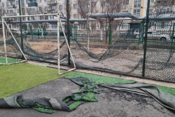 Фотография к новости: В Атырау разваливаются недостроенные школьные спортплощадки