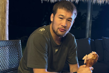 Фотография к новости: Шавкат Рахмонов делился едой с известным бойцом из Кыргызстана в США