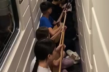 Фотография к новости: Юные домбристы из Алматы удивили пассажиров поезда