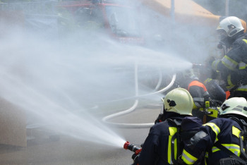 Фотография к новости: Крупный пожар на складе тушат в Алматы