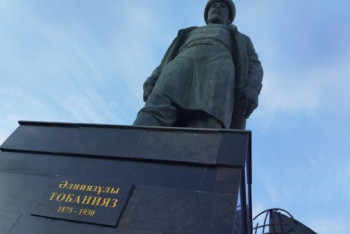 Фотография к новости: В Актау разрушается постамент памятника за 65 миллионов тенге