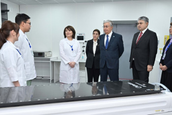 Фотография к новости: Президент ознакомился с работой Центра лучевой терапии и диагностики в Усть-Каменогорске