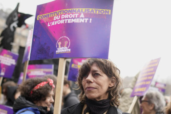 Фотография к новости: Сенат Франции принял законопроект о закреплении права женщины на аборт в конституции