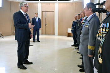 Фотография к новости: Президенту Казахстана подарили фонарь железнодорожника