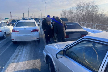 Фотография к новости: Авария на мосту спровоцировала пробку в Семее