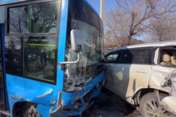 Фотография к новости: Автобус протаранил три авто в Таразе