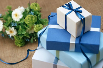Фотография к новости: Эксперт по этикету назвала универсальные подарки на 8 Марта