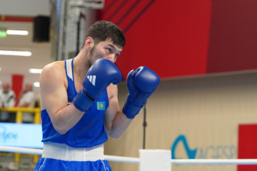 Фотография к новости: Айбек Оралбай с нокдауном выиграл бой за лицензию на Олимпиаду-2024 в боксе