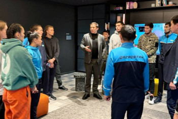 Фотография к новости: О чём говорил Головкин с казахстанскими боксёрами в Италии