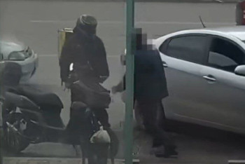 Фотография к новости: Водитель и курьер устроили разборки на автобусной остановке в Актау