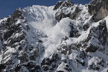 Фотография к новости: Снежные лавины спустили в ВКО