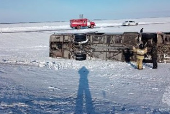 Фотография к новости: Следовавший из Казахстана автобус опрокинулся на трассе в России