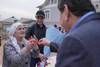 Фотография к новости: Пенсионерке, чей дом затопило нечистотами, подарили жильё в Шымкенте