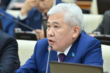 Фотография к новости: Действующий герб представляет собой видоизмененный герб Казахской ССР - депутаты