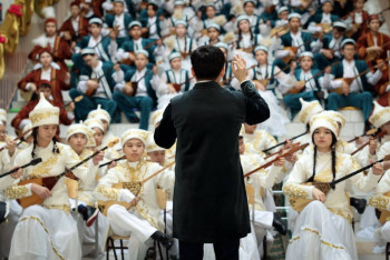 Фотография к новости: Около двух миллионов казахстанских школьников одновременно исполнили знаменитые кюи