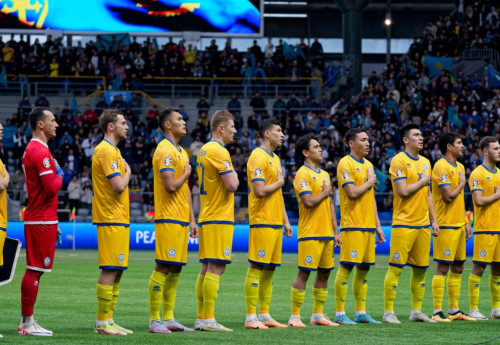 Фотография к новости: Головкин прилетел в Грецию поддержать сборную Казахстана по футболу