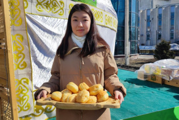 Фотография к новости: В честь Наурыза на центральной площади Семея раздали 10 тысяч бауырсаков