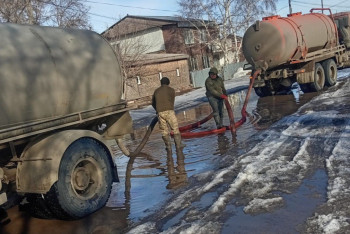Фотография к новости: Талые воды откачивают с улиц Кокшетау и Косшы