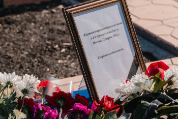 Фотография к новости: Казахстанцы несут цветы к зданиям генконсульств России в Алматы, Уральске и Усть-Каменогорске