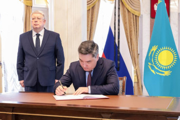 Фотография к новости: Олжас Бектенов оставил запись в книге соболезнований в посольстве Роccии в Астане