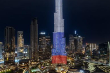 Фотография к новости: Самое высокое здание в мире подсветили цветами российского флага в память о жертвах теракта