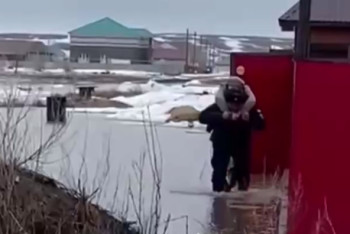 Фотография к новости: Воспитателей детсада на спинах эвакуировали спасатели в Актобе