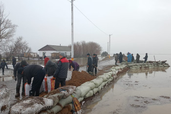 Фотография к новости: Паводки в Казахстане: более 4 тысяч человек эвакуировали спасатели