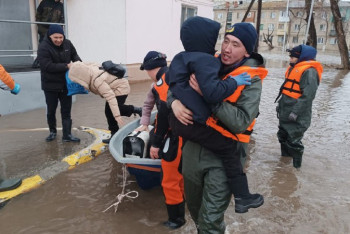 Фотография к новости: Река Кылшакты вышла из берегов в Кокшетау: эвакуировано более 100 человек