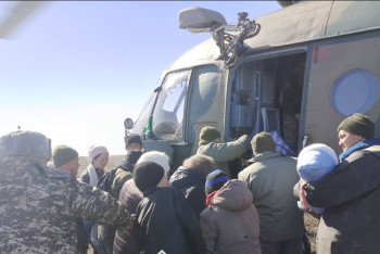 Фотография к новости: Вертолёт отправился на помощь жителям актюбинского села Кобда