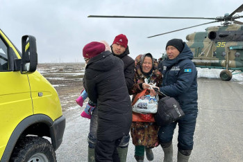 Фотография к новости: Военные лётчики доставили в кризисные районы более 10 тонн гуманитарной помощи