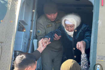 Фотография к новости: Поезда, лодки, вертолёты и альпинистское снаряжение: как эвакуируют казахстанцев из зон ЧС