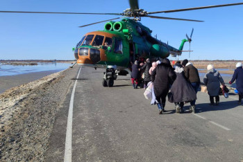 Фотография к новости: На лодке и вертолёте эвакуировали жителей села Каратал в Актюбинской области