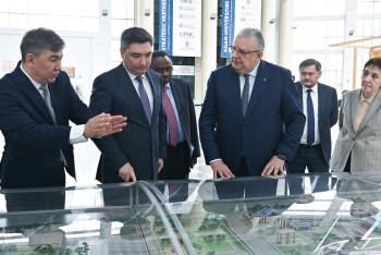 Фотография к новости: Олжас Бектенов ознакомился с научными разработками Nazarbayev University