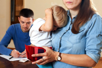 Фотография к новости: "Виновата система": как казахстанские отцы убегают от уплаты алиментов