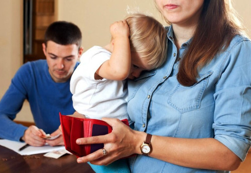 Фотография к новости: "Виновата система": как казахстанские отцы убегают от уплаты алиментов