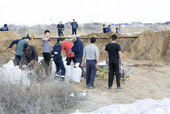Фотография к новости: Горячий чай и уборка снега: как помогают волонтёры в подтопленных сёлах