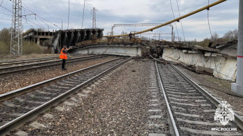 Фотография к новости: Автомобильный мост обрушился в России, погибла женщина